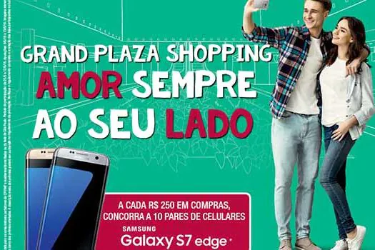 Namorados saem com Samsung Galaxy S7 edge no Grand Plaza