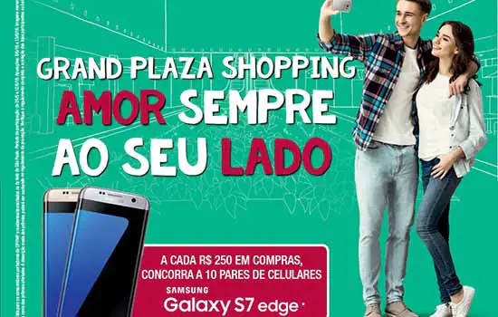 Namorados saem com Samsung Galaxy S7 edge no Grand Plaza