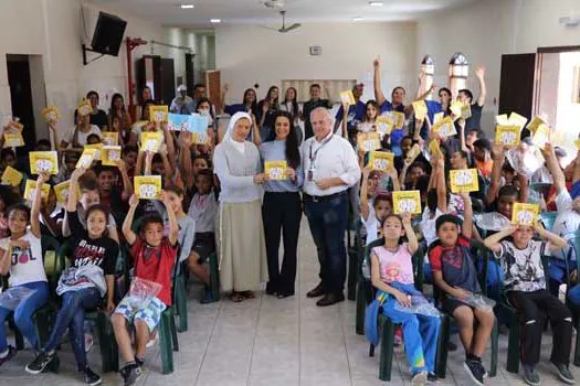 Crianças do Centro Comunitário Nossa Senhora de Guadalupe ganham livro da SBCTrans