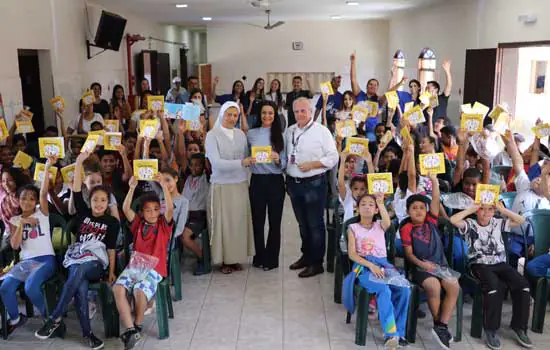 Crianças do Centro Comunitário Nossa Senhora de Guadalupe ganham livro da SBCTrans