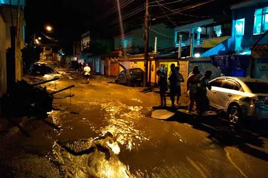 Chuva forte deixa ao menos 10 mortos na Baixada Santista, afirma Defesa Civil