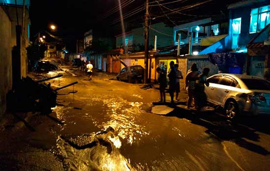 Chuva forte deixa ao menos 10 mortos na Baixada Santista