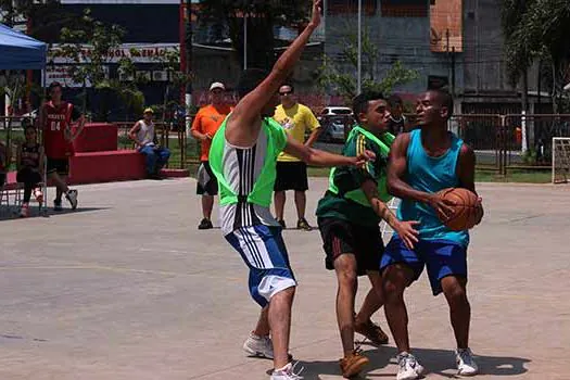 ‘Rachão’ de basquete de rua acontece na Praça Douglas Galvão