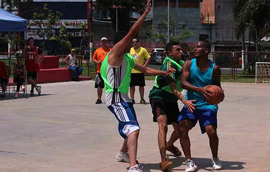 ‘Rachão’ de basquete de rua acontece na Praça Douglas Galvão