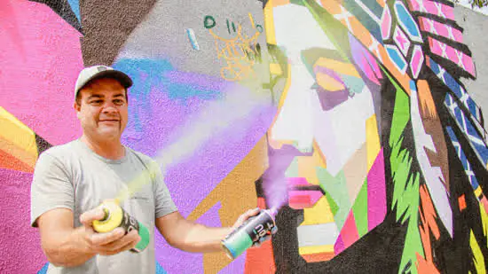 Artista daltônico faz painel de grafite na Câmara de Ribeirão Pires