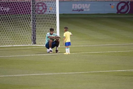 Pós jogo é marcado por clima leve com crianças e familiares na seleção