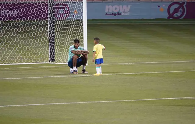 Pós jogo é marcado por clima leve com crianças e familiares na seleção