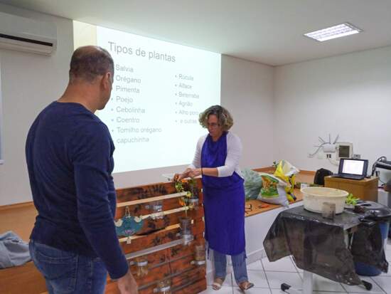 Carmen Bosso e Edmilson Gianoni durante aula expositiva de plantio