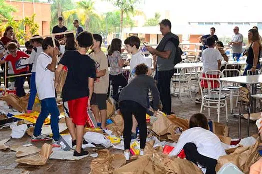 Estudantes relembram queda do muro de Berlim “derrubando” muros na escola