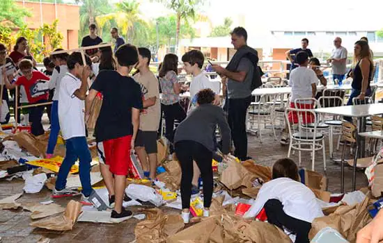 Estudantes relembram queda do muro de Berlim “derrubando” muros na escola