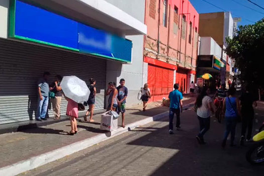 Lojas fecham e segurança é reforçada no centro do Rio