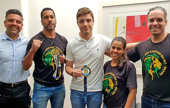 Deputado Thiago Auricchio recebe campeão Anderson Reis e comissão de alunos do Kickboxing