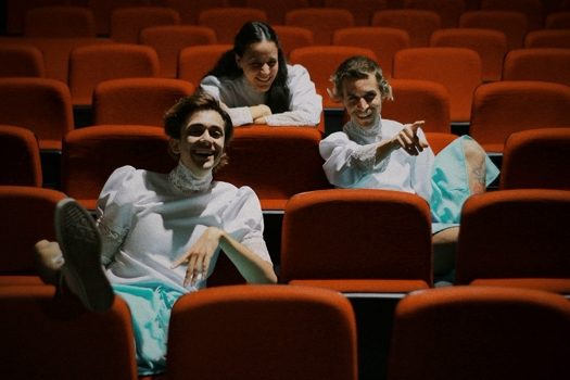 Companhia faz estreia de “Doa-se um sofá verde menta” no Centro Cultural da Diversidade