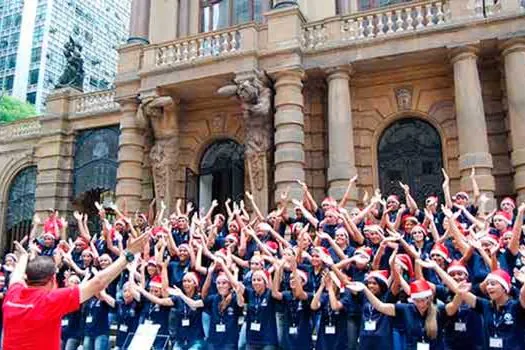 Espro presenteia SP com apresentação de Coral de Natal de jovens no Theatro Municipal