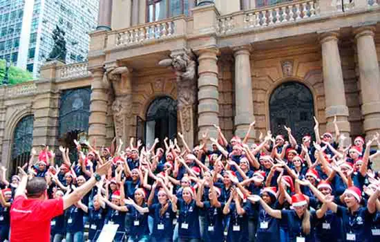 Espro presenteia SP com apresentação de Coral de Natal de jovens no Theatro Municipal