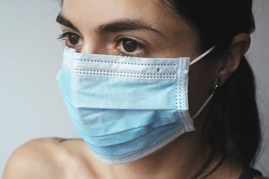 Pacientes com sintomas gripais devem procurar um médico mesmo com teste de Covid negativo