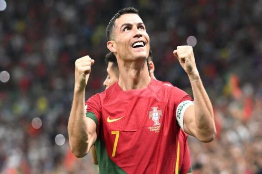 Cristiano Ronaldo aproveita folga em família e divulga projeto da Arábia Saudita