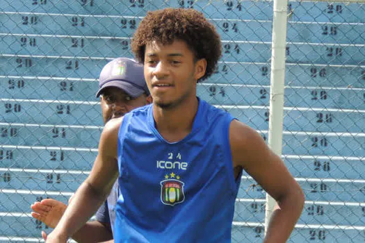 Cuadrado festeja estreia de gala no profissional