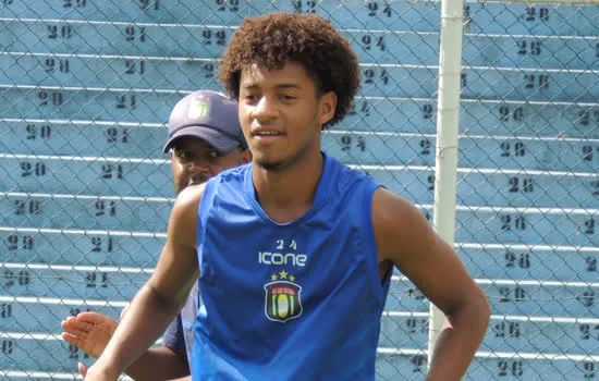 Cuadrado festeja estreia de gala no profissional