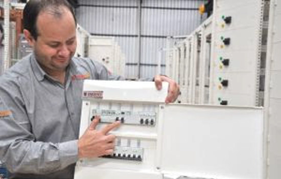 Engenheiro Eletricista Fábio Amaral mostra DR em um quadro elétrico residencial. Dispositivo interrompe choque elétrico.