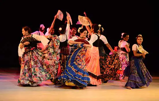 Estrelas do oriente brilham no Teatro Clara Nunes