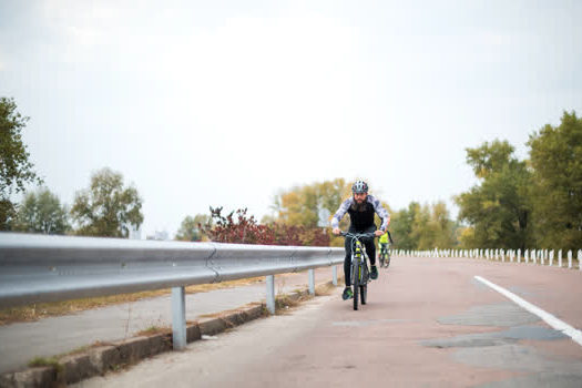 Ecovias realiza entrega de coletes refletivos para ciclistas e pedestres