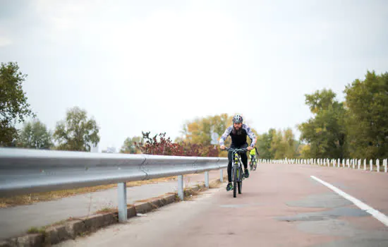 Ecovias realiza entrega de coletes refletivos para ciclistas e pedestres