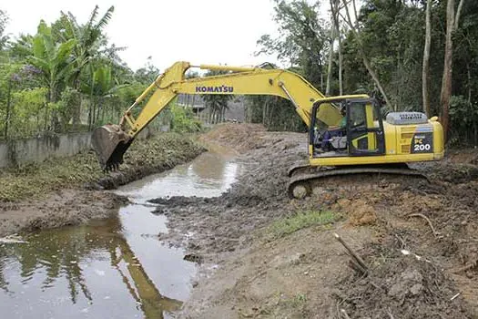 Ribeirão Pires faz desassoreamento de córrego na Rua Pereira Barreto