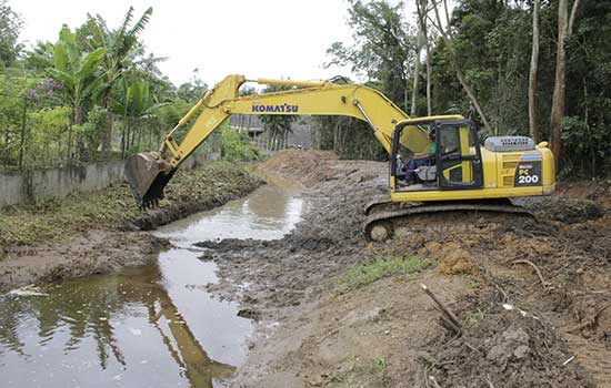 Ribeirão Pires faz desassoreamento de córrego na Rua Pereira Barreto