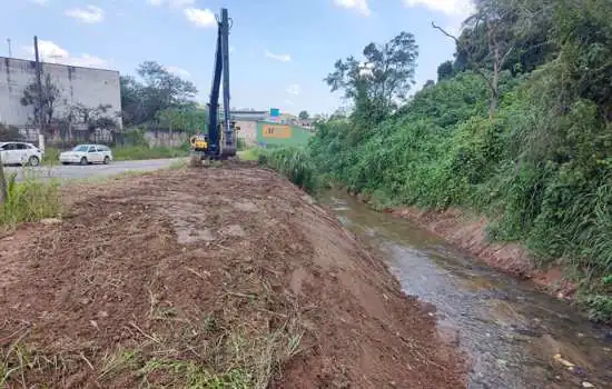 Ribeirão Pires intensifica desassoreamento do Ribeirão Grande