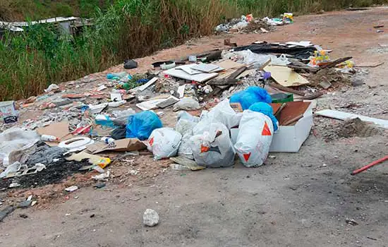 Fiscalização Ambiental do Semasa autua moradores por descarte irregular de entulho