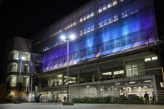 Câmara de São Caetano recebe iluminação azul