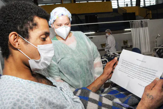 Pais internados em Hospital de Campanha de Santo André recebem homenagem dos filhos_x000D_ _x000D_