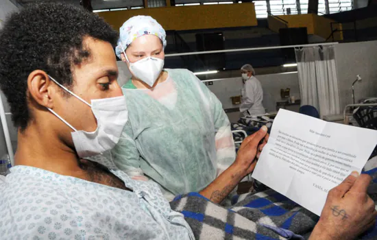 Pais internados em Hospital de Campanha de Santo André recebem homenagem dos filhos_x000D_