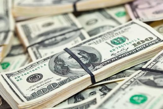 Dólar cai para R$ 5,46 e fecha no menor valor em dois meses