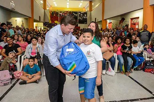 Prefeitura de São Bernardo entrega material e uniforme escolar no 1º dia de aula