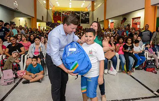 Prefeitura de São Bernardo entrega material e uniforme escolar no 1º dia de aula