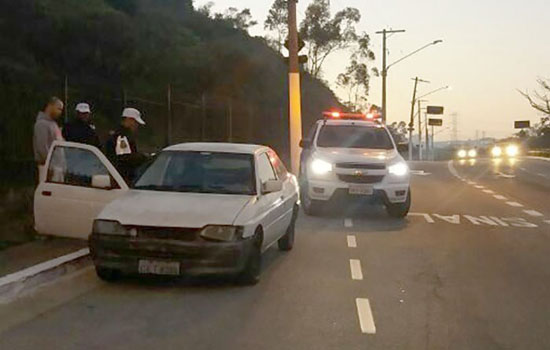 O carro do modelo Ford Escort foi apreendido nesta segunda-feira