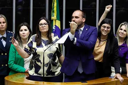 PT quer assumir comissão de Eduardo Bolsonaro na Câmara