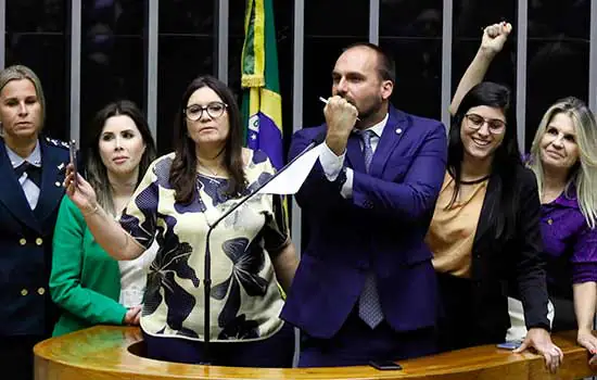 PT quer assumir comissão de Eduardo Bolsonaro na Câmara