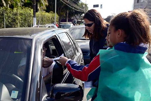 Alunos de São Bernardo participam de blitz educativa no trânsito