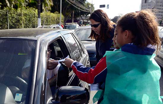 Alunos de São Bernardo participam de blitz educativa no trânsito