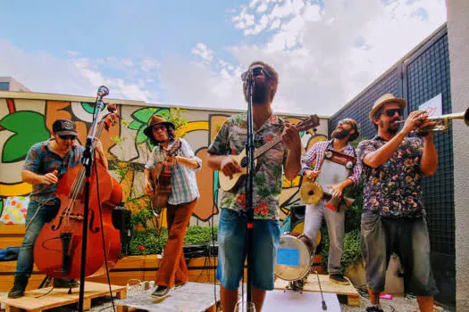 Banda Emblues Beer Band se apresenta em Embu das Artes