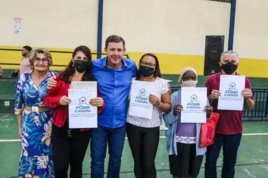 Prefeito Orlando Morando entrega escrituras no Sítio Bom Jesus