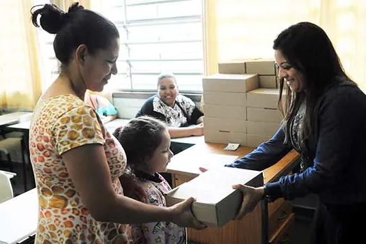 Diadema entrega kit de material escolar para 33 mil alunos