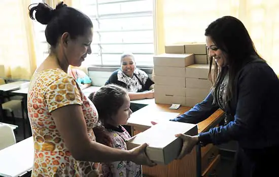 Diadema entrega kit de material escolar para 33 mil alunos