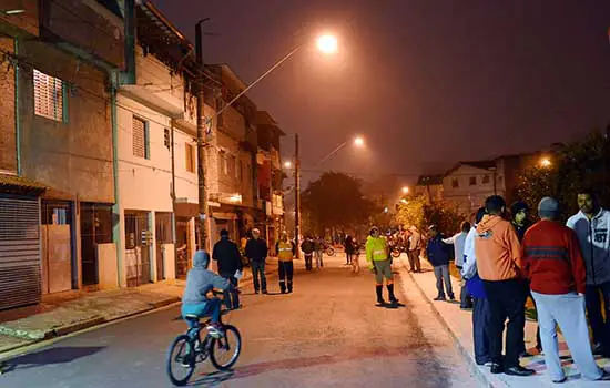 Marinho entrega pavimentação e nova iluminação na Vila Soares