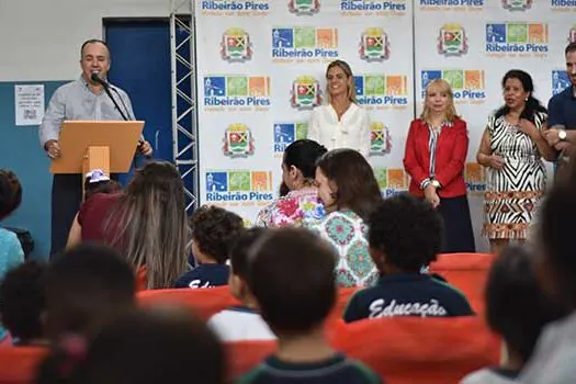 Ribeirão Pires entrega uniformes do projeto “Costurando o Futuro”