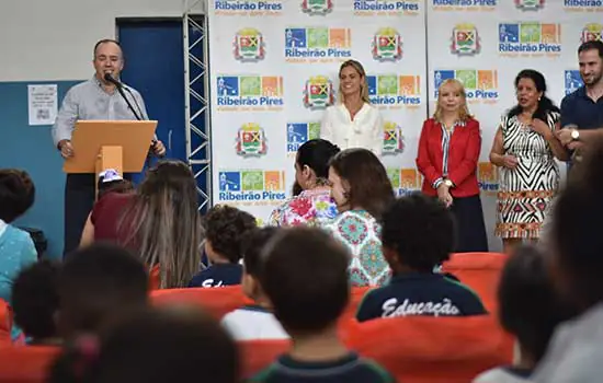 Ribeirão Pires entrega uniformes do projeto “Costurando o Futuro”