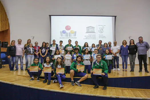 Alunos recebem medalhas em competição internacional de matemática